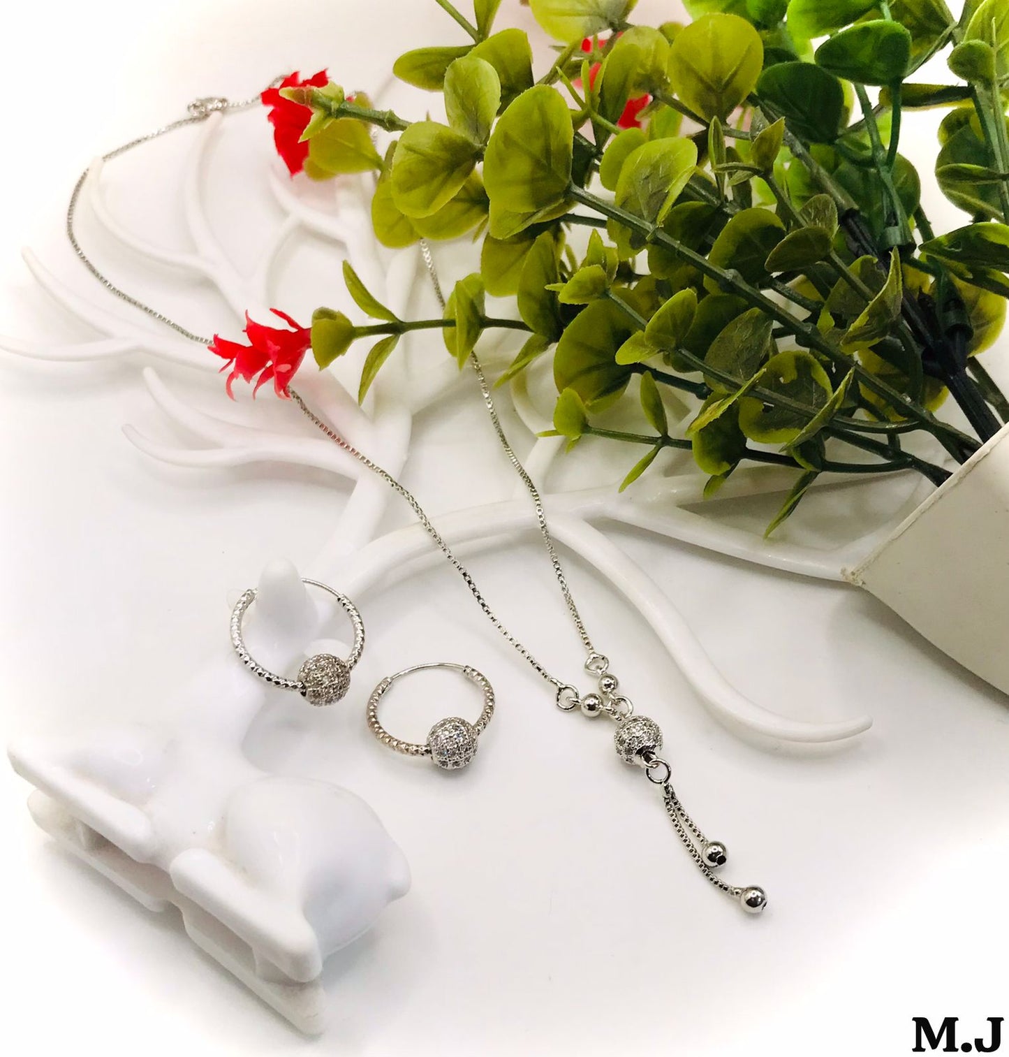 Elegant Gold-Plated Jewelry Set – Earrings & Necklace